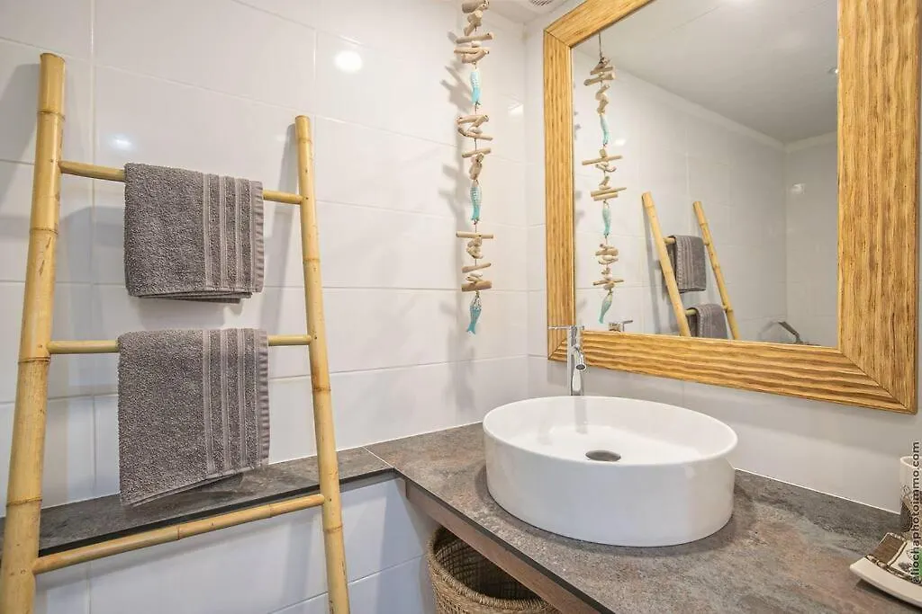Апартаменты Villa Canopee Apt3 - Classe 4* - Vue Mer Spa Prive Ле-Труаз-Иле